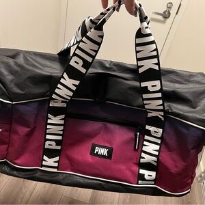 Duffle bag very spacious 21 inches wide. Good condition